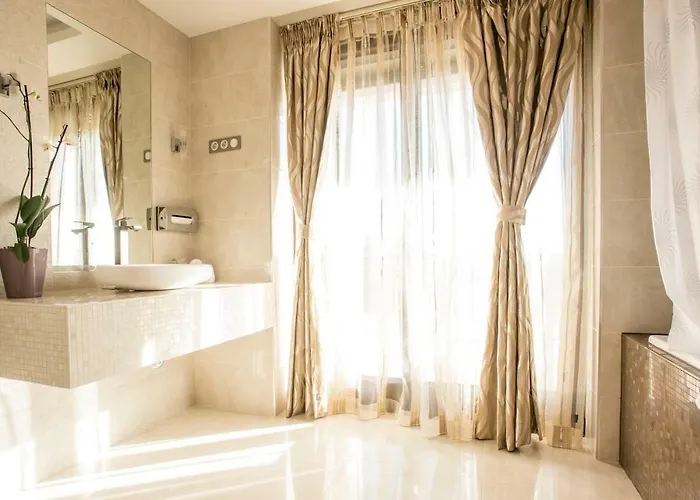 Calendula Ayurvedic & Medical فندق شيوفوك